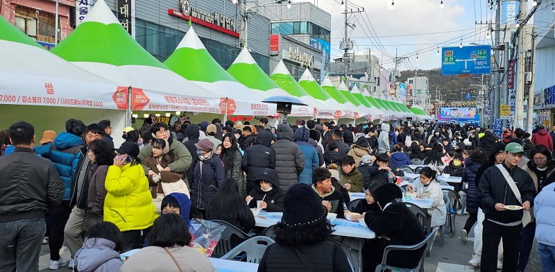 지난 18일 경북 구미역 앞 도로에서 열린 구미라면 축제에 초겨울 추위에도 많은 시민들이 몰려 축제를 즐기고 있다. 뉴스1