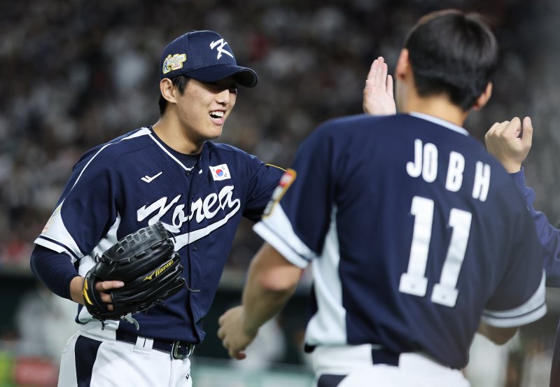일본 도쿄돔에서 열린 '2023 아시아프로야구챔피언십(APBC)' 대한민국과 일본의 경기 4회말 이닝을 마친 대한민국 선발 이의리가 더그아웃으로 향하고 있다.뉴스1