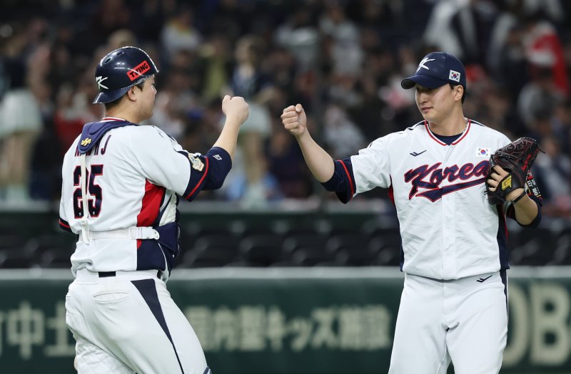 18일 오후 일본 도쿄돔에서 열린 '2023 아시아프로야구챔피언십(APBC)' 대한민국과 대만의 경기를 6대1로 승리를 거둔 대한민국 마무리 정해영과 김형준이 기뻐하고 있다. 2023.11.18/뉴스1 ⓒ News1 이재명 기자