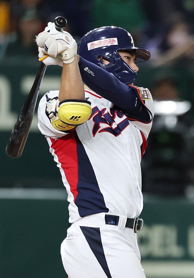 18일 오후 일본 도쿄돔에서 열린 '2023 아시아프로야구챔피언십(APBC)' 대한민국과 대만의 경기 5회말 무사 2루 상황, 대한민국 김주원이 적시타를 치고 있다. 2023.11.18/뉴스1 ⓒ News1 이재명 기자