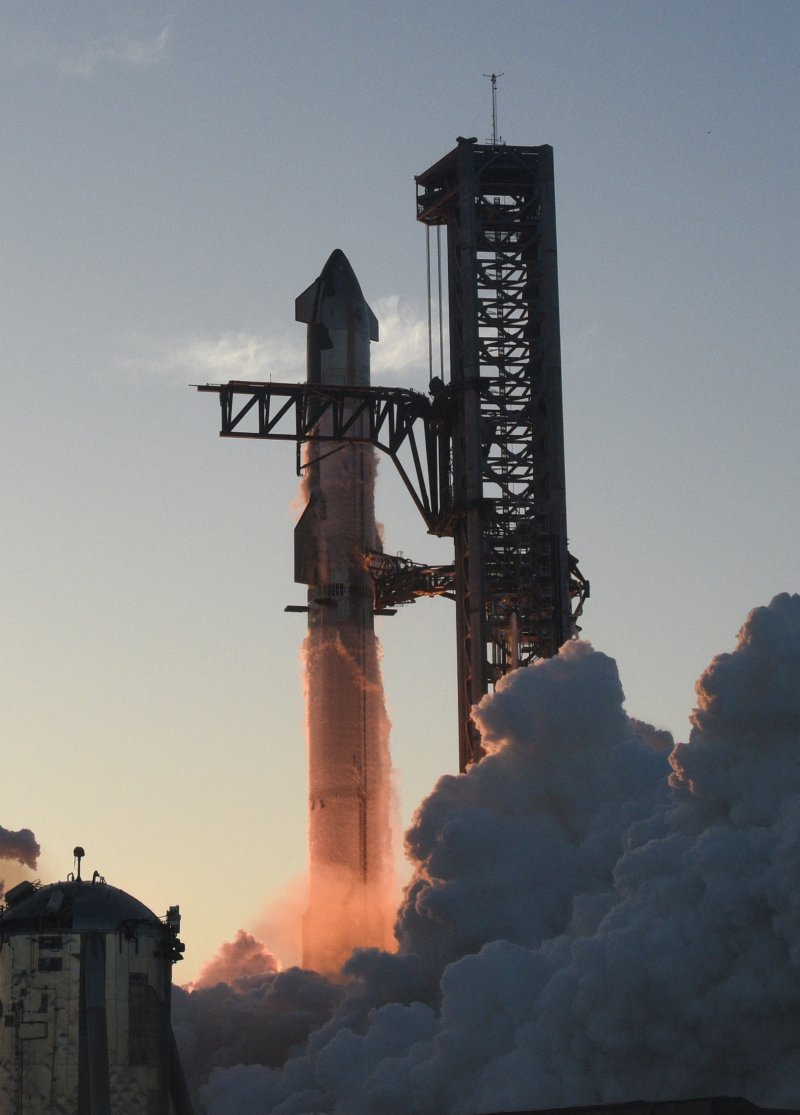 지난해 11월 18일(현지시간) 미국 텍사스주 브라운스빌 인근 보카치카 발사대에서 슈퍼 헤비 로켓을 탑재한 스페이스X의 차세대 스타십 우주선이 발사되고 있다. 사진=로이터연합뉴스