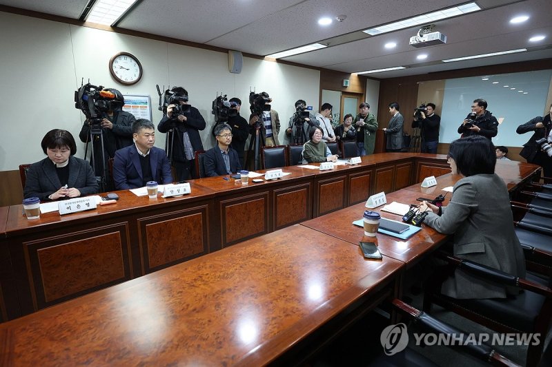 복지부, 환자단체와 간담회 복지부, 환자단체와 간담회 (서울=연합뉴스) 임화영 기자 = 정경실 보건복지부 보건의료정책관이 7일 오전 서울 중구 한국의료분쟁조정중재원에서 열린 '지역 및 필수의료 혁신을 위한 환자단체 간담회'에서 발언하고 있다. 2023.11.7 hwayoung7@yna.co.kr (끝)