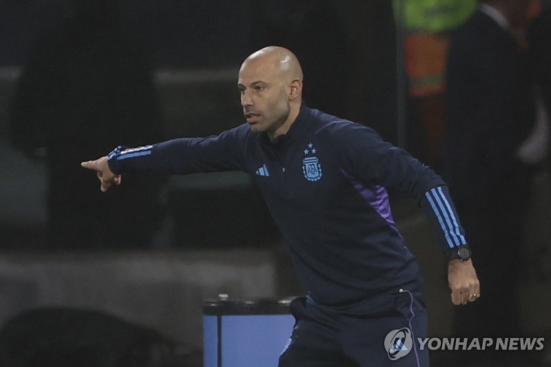 하비에르 마스체라노 아르헨티나 U-22 대표팀 감독 epa10642248 Javier Mascherano head coach of Argentina reacts during the U-20 World Cup group A soccer match between Argentina and Uzbekistan at Madre de Ciudades stadium in Santiago del Estero, Argentina, 20 May 2023. EPA/Juan Ignacio Roncoroni