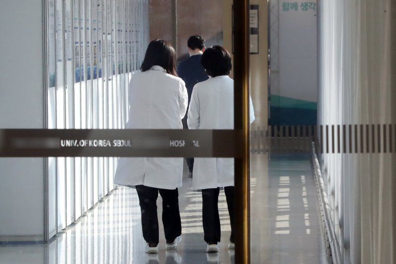 서울 시내 한 대학병원에서 의료진이 발걸음을 옮기고 있다. 뉴스1 제공.