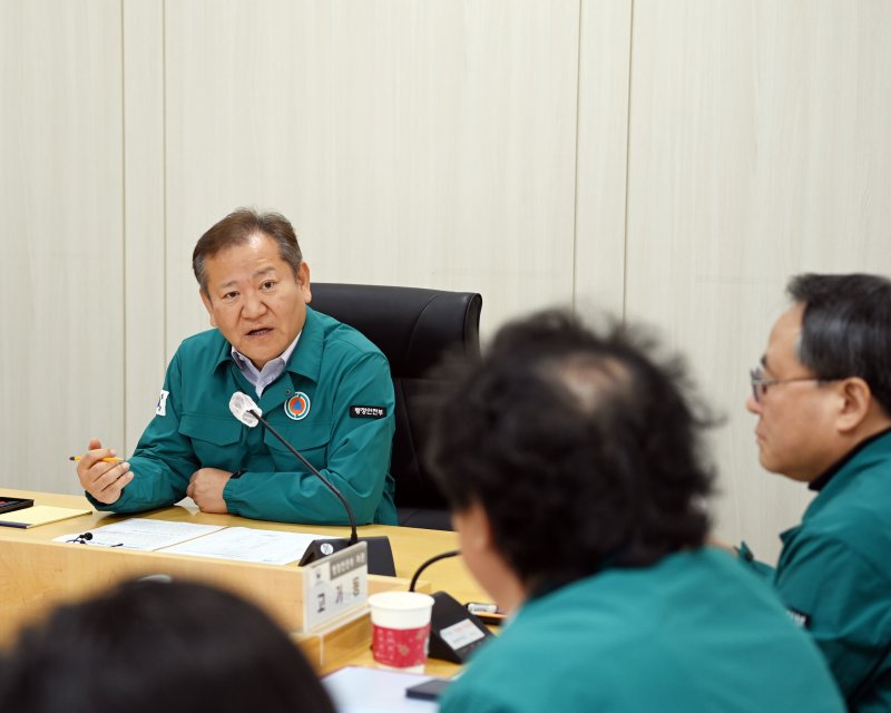 이상민 행정안전부 장관이 19일 대전에 위치한 국가정보자원관리원을 방문해 지방행정전산서비스 장애대응 상황 등을 청취하고 있다. /사진=연합