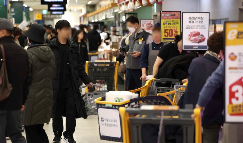 서울 이마트 용산점에서 고객들이 지난해 11월 쓱데이 할인행사 마지막 날을 맞아 각종 할인 제품을 구매하고 있다. 뉴시스