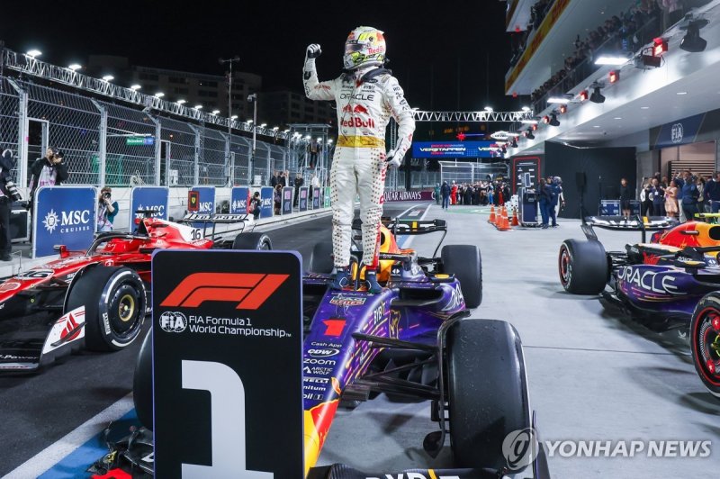 우승을 기뻐하는 막스 페르스타펀 epa10983899 Dutch Formula One driver Max Verstappen of Red Bull Racing celebrates winning the Formula 1 Las Vegas Grand Prix, in Las Vegas, USA, 18 November 2023. EPA/CAROLINE BREHMAN