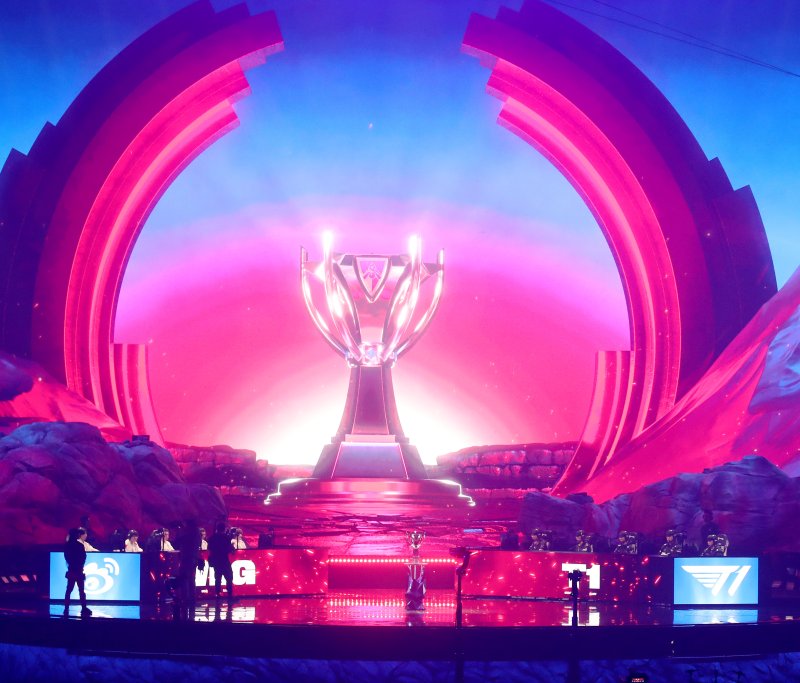 [서울=뉴시스] 사진공동취재단 = 2023 리그오브레전드(LoL·롤) 월드 챔피언십 결승전이 열린 19일 서울 구로구 고척스카이돔에서 한국선수단 T1 과 중국선수단 웨이보 게이밍 선수들이 경기를 펼치고 있다. 2023.11.19. photo@newsis.com