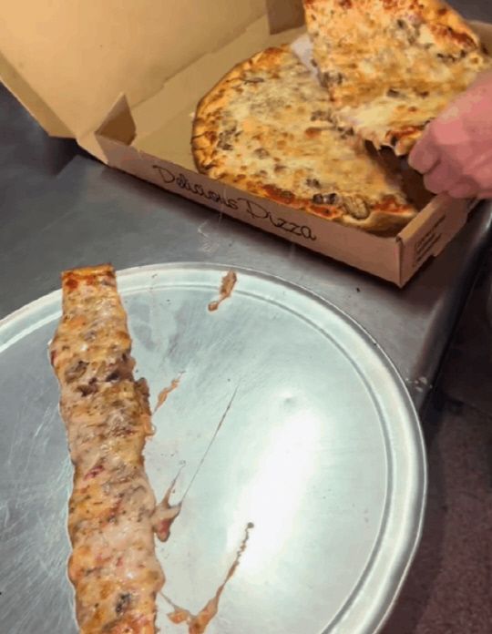 [영상] "내가 피자 두 판 먹을 수 있는 이유가 이거?"..황당한 '피자 빼먹기 수법"