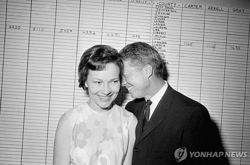 카터 전 미국 대통령 부부 FILE - In this Sept. 15, 1966, file photo, then Georgia State Sen. Jimmy Carter hugs his wife, Rosalynn, at his Atlanta campaign headquarters. Rosalynn Carter turns 96 on Friday, Aug. 18, 2023 and is celebrating at home in Plains, Ga., with her family, including former President Jimmy