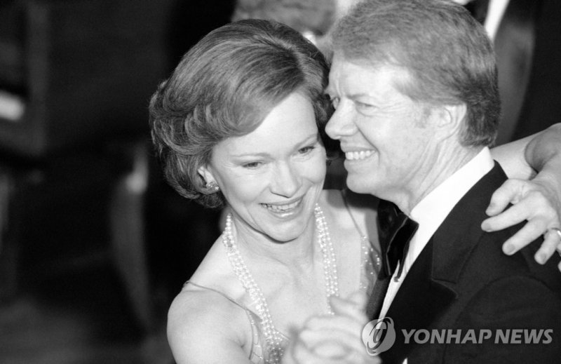 카터 전 미국 대통령 부부 FILE - In this Dec. 13, 1978, file photo, President Jimmy Carter and his wife Rosalynn lead their guests in dancing at the annual Congressional Christmas Ball at the White House in Washington. Jimmy and Rosalynn are celebrating their 77th wedding anniversary, Friday, July 7, 2023. (AP