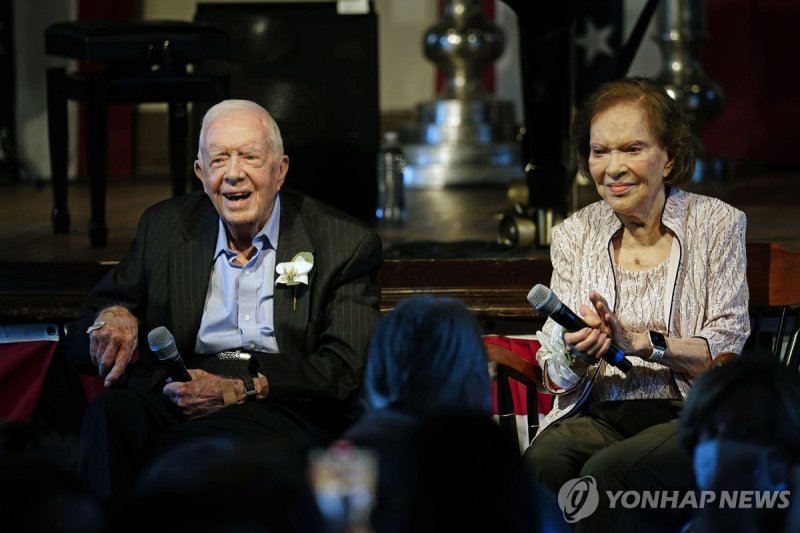 카터 전 미국 대통령 부부 FILE - Former President Jimmy Carter and his wife former first lady Rosalynn Carter sit together during a reception to celebrate their 75th wedding anniversary on July 10, 2021, in Plains, Ga. The Carter family shared news that Rosalynn Carter has dementia, The Carter Center announced