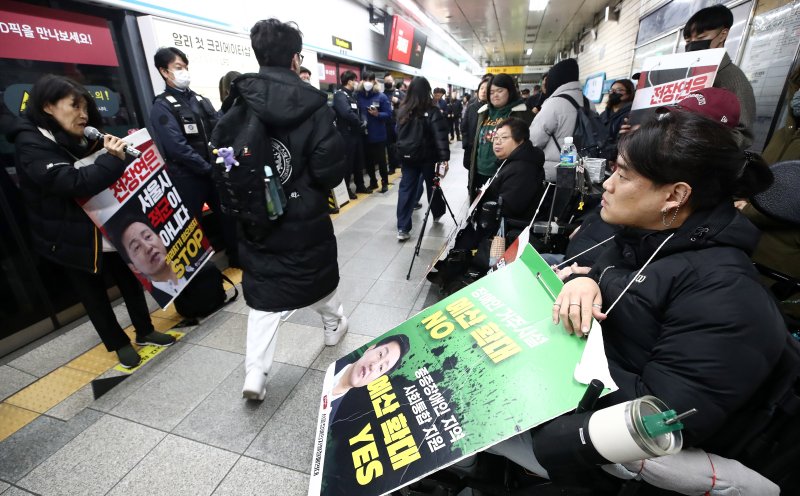 지난 14일 전국장애인차별철폐연대(전장연) 회원들이 서울 지하철 혜화역에서 장애인 권리예산·권리입법 쟁취를 위한 출근길 지하철선전전을 하고 있는 모습. 사진=뉴스1