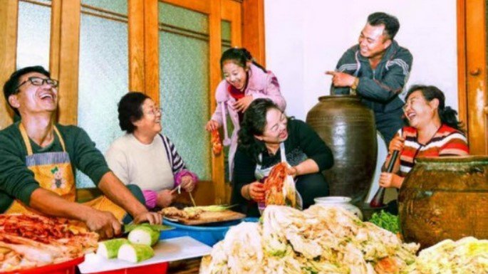 이웃과 모여 김치를 담그고 있는 북한 주민들.(선전매체 '우리민족끼리' 갈무리)