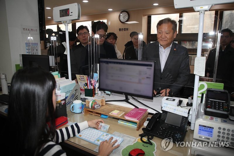 이상민 장관, 대통령 유럽 순방길에 뒤늦게 합류?