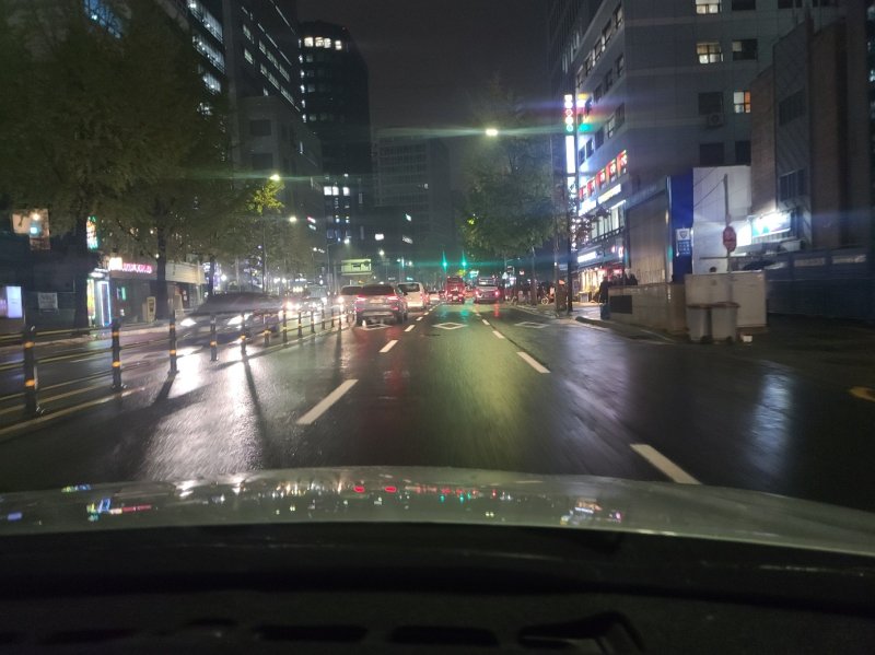 야간·우천시 운전석에서 차선을 촬영한 사진(삼화페인트 제공)
