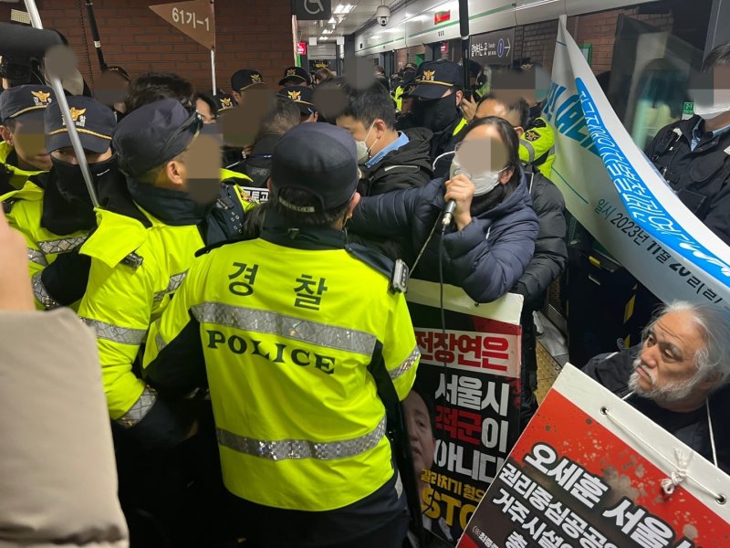 전장연, 지하철 탑승 시위 재개…시청역 혼잡