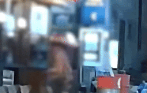 나체 상태로 흉기를 들고 시민을 위협하다 경찰에 제압된 남성. SBS 보도화면