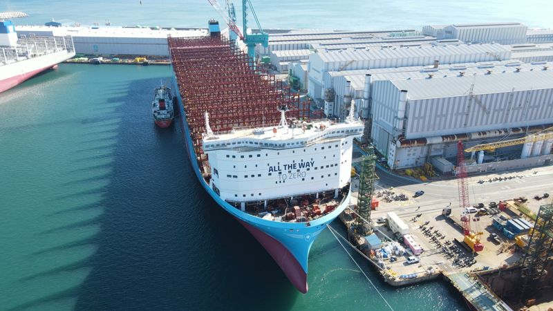 울산항에서 지난 18일 세계 최초로 초대형 컨테이너선에 '선박 대 선박' 방식으로 메탄올 연료 공급이 성공하고 있다. 울산항만공사 제공