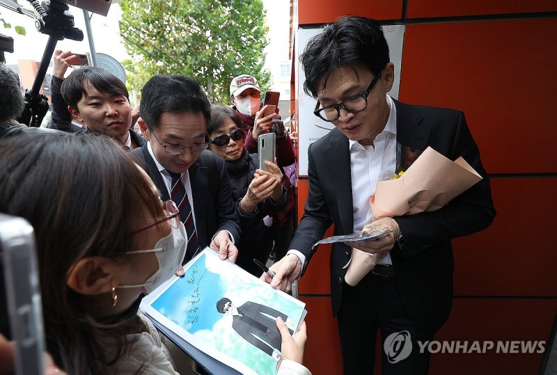 대구 시민 만나는 한동훈 장관 (대구=연합뉴스) 윤관식 기자 = 한동훈 법무부 장관이 17일 대구 수성구 스마일센터 방문 중 시민들에게 사인을 해주고 있다. 2023.11.17 psik@yna.co.kr (끝)