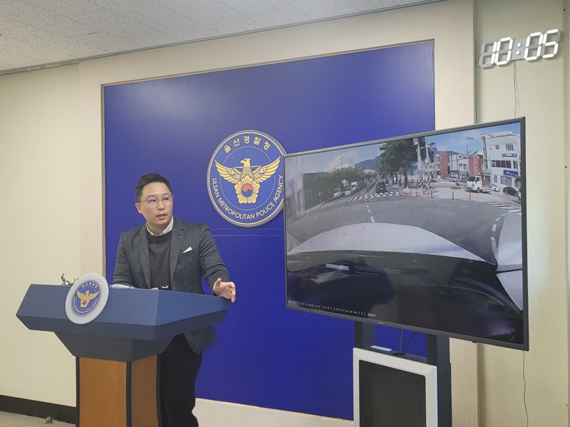 울산경찰청 교통사고조사계 곽정호 경위가 20일 올해 적발한 교통사고 보험사기범죄와 관련해 영상으로 주요 사례를 설명하고 있다. 대표적인 사례로는 고의 상해 유발(발넣기), 교통사고 공모, 도로법규 위반 차량 상대 고의사고, 도로법규 위반 차량 상대 고의사고, 도로법규 위반차량 상대 고의사고, 차선변경 차량상대 고의사고 등으로 나타났다. 울산경찰청 제공