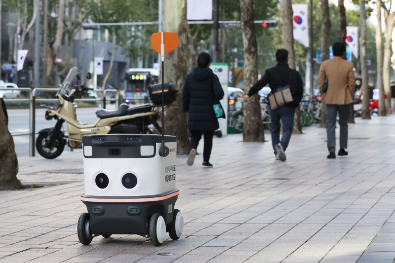 지난햏 11월 20일 오후 서울 강남구 테헤란로 일대에서 자율주행 배달로봇 '뉴비'가 운영되고 있다. 연합뉴스
