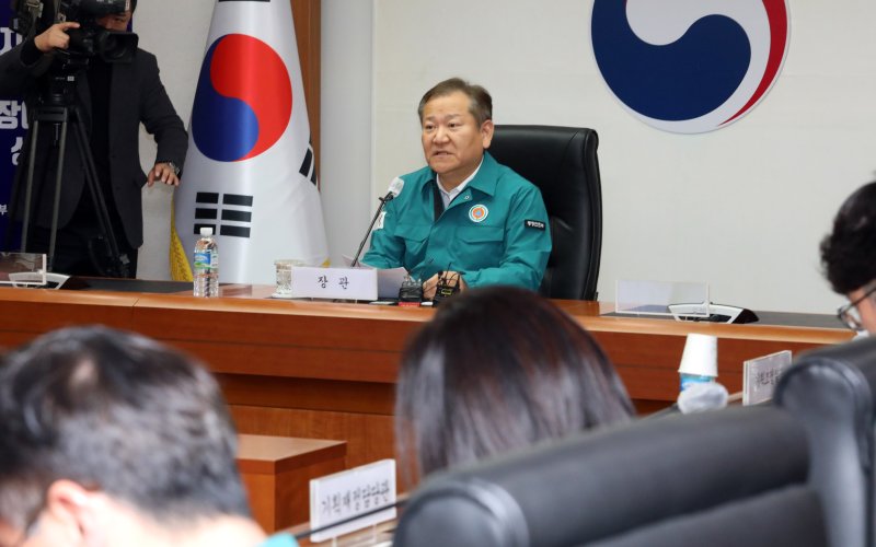 이상민 행정안전부 장관이 20일 오후 정부서울청사에서 열린 지방 행정 전산 서비스 장애 대책본부 회의에서 모두발언을 하고 있다. /사진=연합