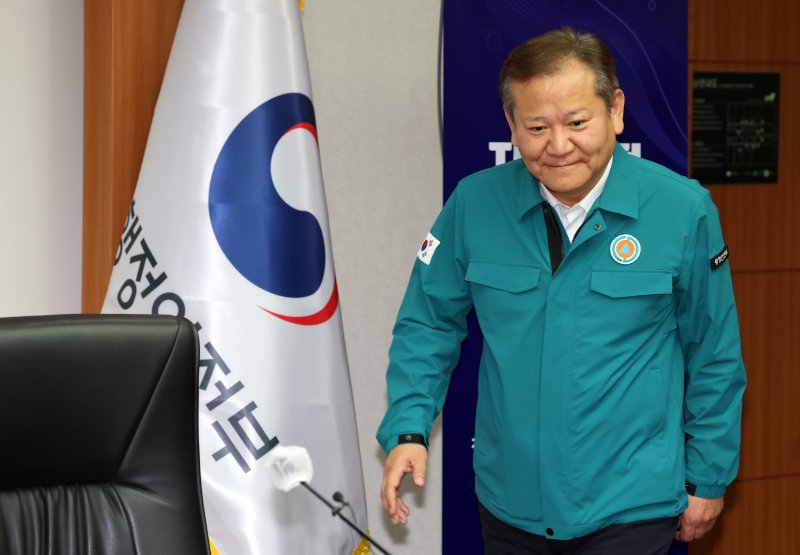 이상민 행정안전부 장관이 20일 오후 서울 종로구 정부서울청사에서 열린 지방행정전산서비스장애대책본부 회의에 참석하고 있다. 뉴시스