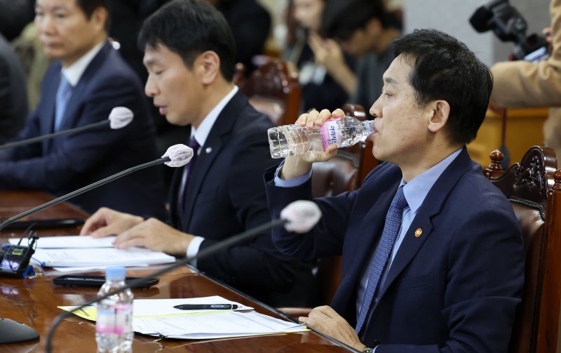 김주현 금융위원장이 20일 서울 중구 은행회관에서 열린 금융지주 회장단 간담회에서 물을 마시고 있다. 사진=뉴시스