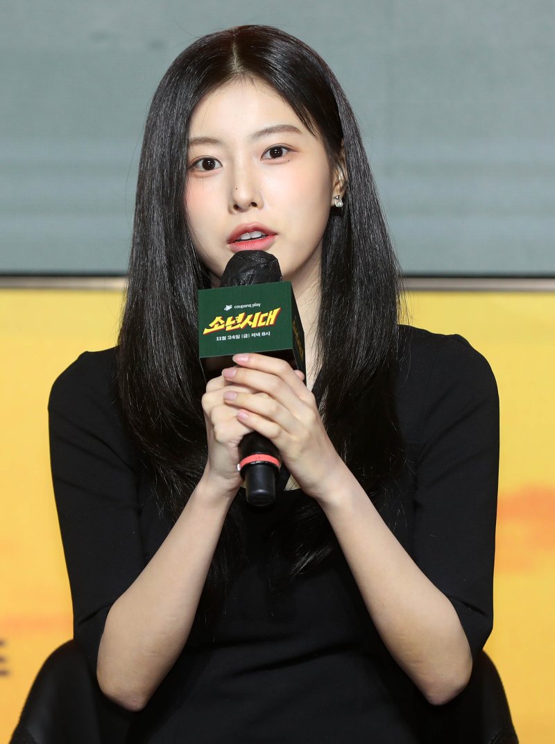 [서울=뉴시스] 김혜진 기자 = 배우 강혜원이 20일 오전 서울 강남구 조선팰리스에서 열린 쿠팡플레이 시리즈 '소년시대' 제작발표회에서 인사말을 하고 있다. '소년시대'는 1989년 충청남도, 안 맞고 사는 게 일생일대의 목표인 온양 찌질이 병태(임시완)이 하루아침에 부여 짱으로 둔갑하면서 벌어지는 이야기. 오는 24일 공개. 2023.11.20. jini@newsis.com