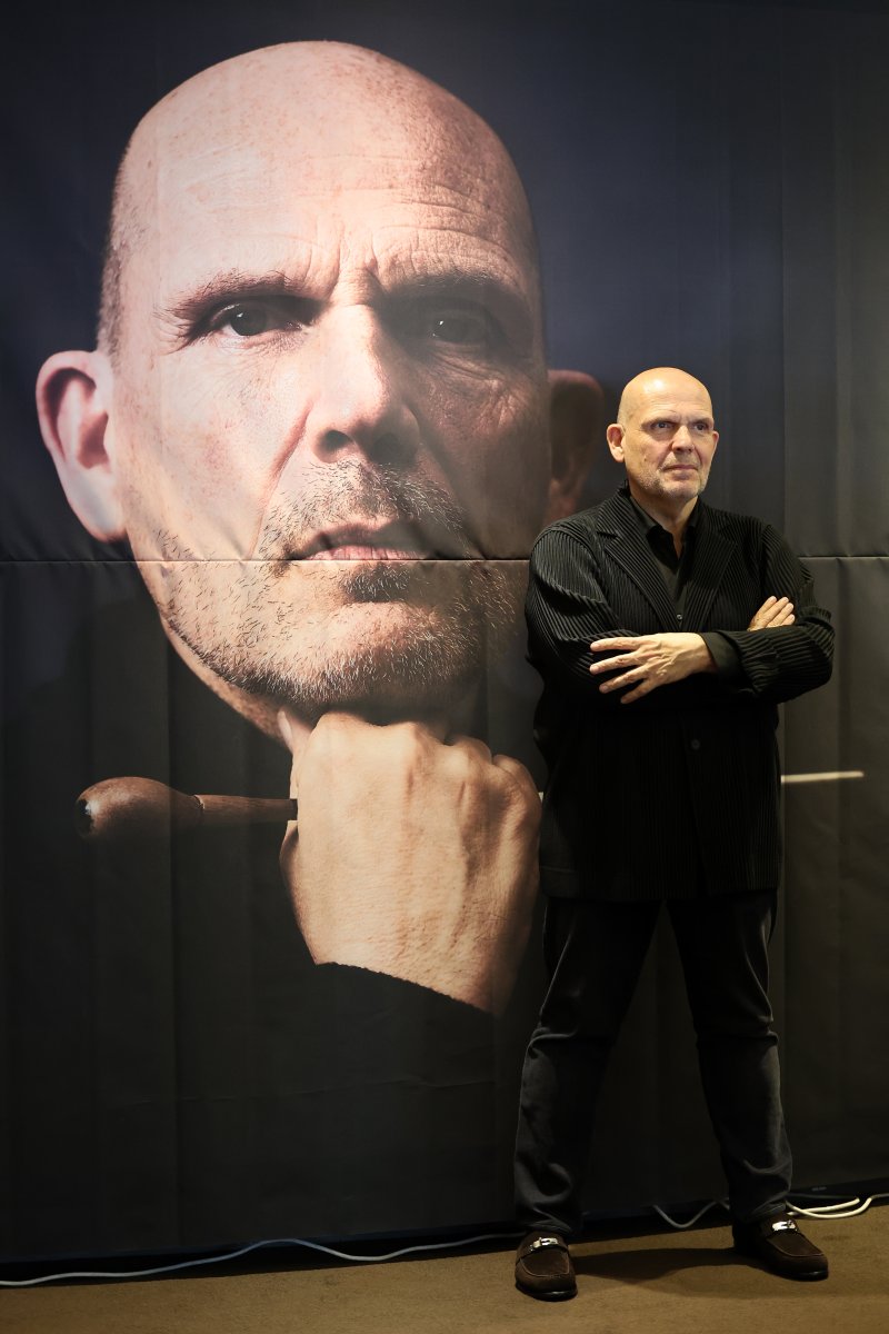 [서울=뉴시스] 박진희 기자 = 서울시립교향악단 얍 판 츠베덴(Jaap van Zweden) 차기 음악감독이 20일 서울 중구 더 플라자 호텔에서 '2024 서울시향 시즌 오픈 기자간담회'를 마치고 사진촬영을 하고 있다. 2023.11.20. pak7130@newsis.com