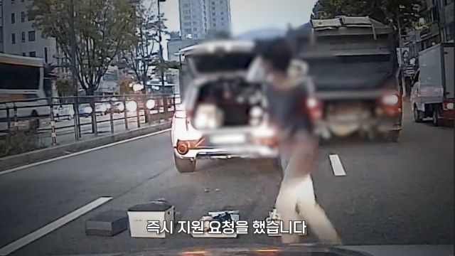 마약을 투약한 채 운전하다 경찰에 붙잡힌 40대 여성이 서울 서초구 한 도로에서 뛰어다니는 모습. 서울경찰청 유튜브 채널 캡처