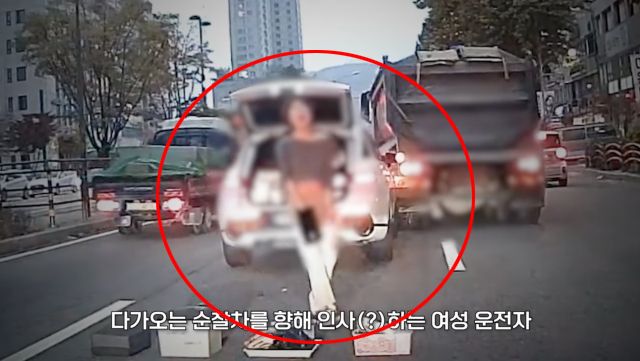 마약을 투약한 채 운전하다 경찰에 붙잡힌 40대 여성이 순찰차를 향해 인사하는 모습. 서울경찰청 유튜브 채널 캡처