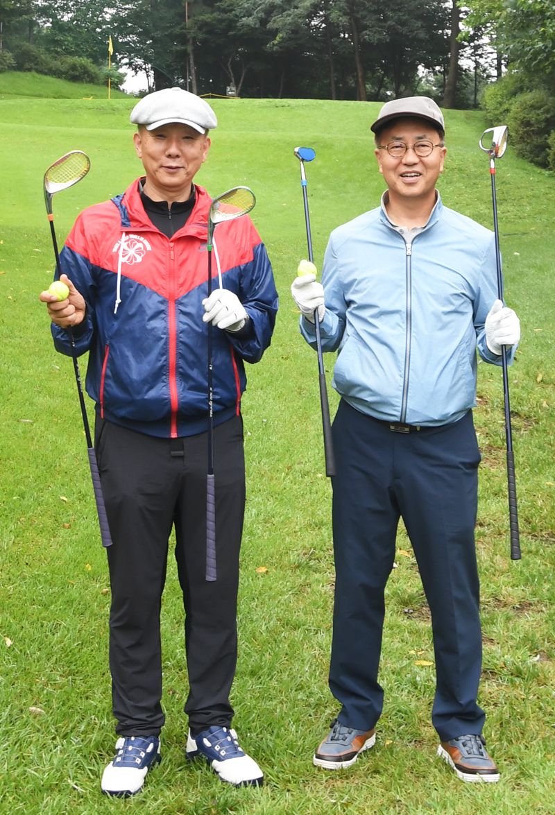 권해상 회장(오른쪽)은 "소프트골프의 가장 큰 장점은 경제성과 안전성이다. 한국은 골프를 사랑하는 노년층이 많은 곳이다. 소프트골프가 레저산업의 혁신이 될 수 있다"고 말했다.