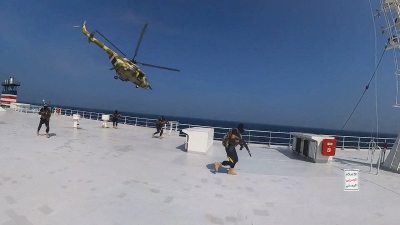 지난해 11월 20일 홍해에서 후티 반군 병사들이 헬리콥터를 이용해 자동차 운반선 '갤럭시 리더'호를 납치하는 모습.로이터뉴스1