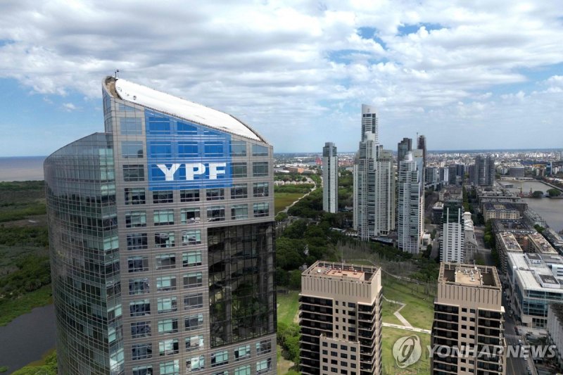 아르헨티나 에너지 공기업 YPF 본사 View of the headquarters of the Argentine oil company YPF on November 20, 2023, in Buenos Aires. Libertarian outsider Javier Milei swept to victory in Argentina's presidential election Sunday, vowing to halt decades of economic decline in a country reeling from triple-digit infl