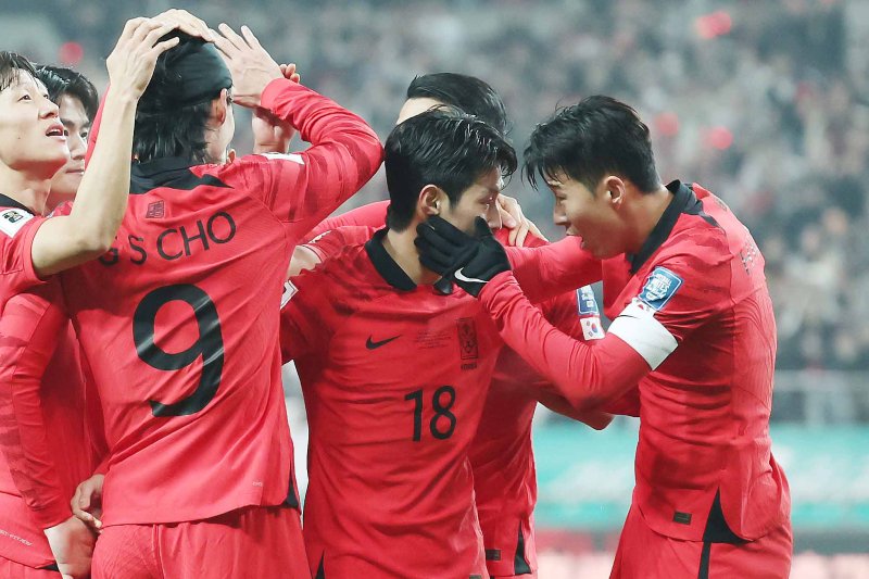 16일 서울 마포구 서울월드컵경기장에서 열린 2026 FIFA 북중미 월드컵 아시아 지역 2차 예선 C조 조별리그 대한민국과 싱가포르의 경기에서 손흥민이 조규성의 첫 골 세리머니 때 이강인과 만나 대화를 나누고 있다. 2023.11.16/뉴스1 ⓒ News1 민경석 기자