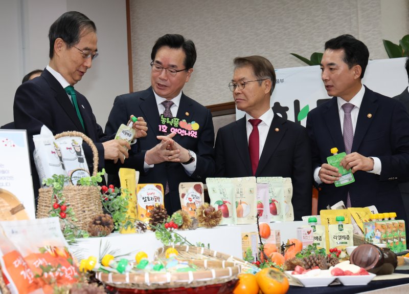 [서울=뉴시스] 배훈식 기자 = 한덕수(왼쪽부터) 국무총리가 21일 오전 서울 종로구 정부서울청사에서 열린 우수 농식품 홍보행사에 참석해 '농식품 1호 영업사원' 명찰을 단 정황근 농림축산식품부 장관의 설명을 듣고 있다. 왼쪽 세번째부터 이정식 고용노동부 장관과 박민식 국가보훈부 장관. 2023.11.21. dahora83@newsis.com /사진=뉴시스