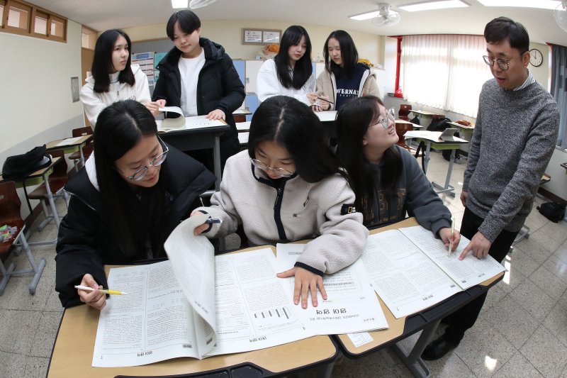 17일 오전 대구 수성구 정화여고 3학년 교실에서 수험생들이 전날 치른 2024학년도 대학수학능력시험(수능) 가채점을 하고 있다. 뉴스1