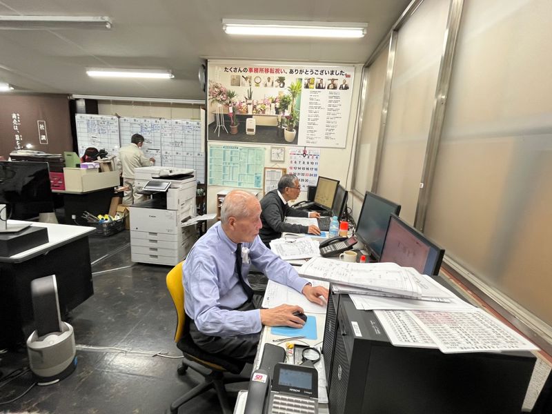 지난 14일 일본 도쿄에 있는 특수셔터 생산업체 '요코비키셔터'의 최고령 직원 가나이 노부하루씨가 캐드 업무를 보고 있다. 사진=고용노동부 공동취재단