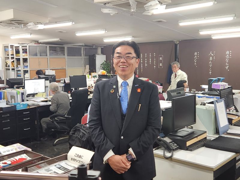 이찌가와 신지로 요코비키셔터 사장이 사무실에서 취재진에게 회사소개를 하고 있다. 사진=고용노동부 공동취재단
