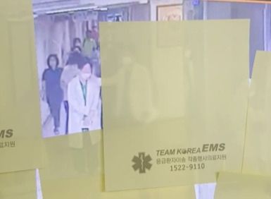 지방의 모 사립대학교 병원 전공의 A씨가 올린 CCTV 영상. 환자들이 지나다니는 병원 복도에서 지도교수B씨가 A씨 뺨을 내리치는 모습. 출처=보배드림