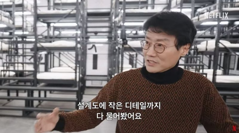 [서울=뉴시스] '오징어 게임'을 연출한 황동혁 감독이 지난 10일 '오징어 게임: 더 챌린지' 세트장을 소개한 유튜브 영상에 출연했다. (사진=넷플릭스 유튜브 캡처) *재판매 및 DB 금지