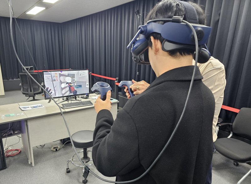 충청권 광역철도 신차 가상현실(VR) 시연회 참석자가 21일 오후 코레일 대전사옥에서 신규도입 철도차량의 내부를 VR로 체험하고 있다.