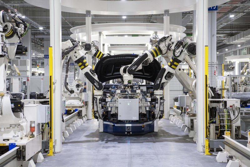 로봇 200대 종횡무진… 최적 알고리즘 생산 ‘스마트팩토리’