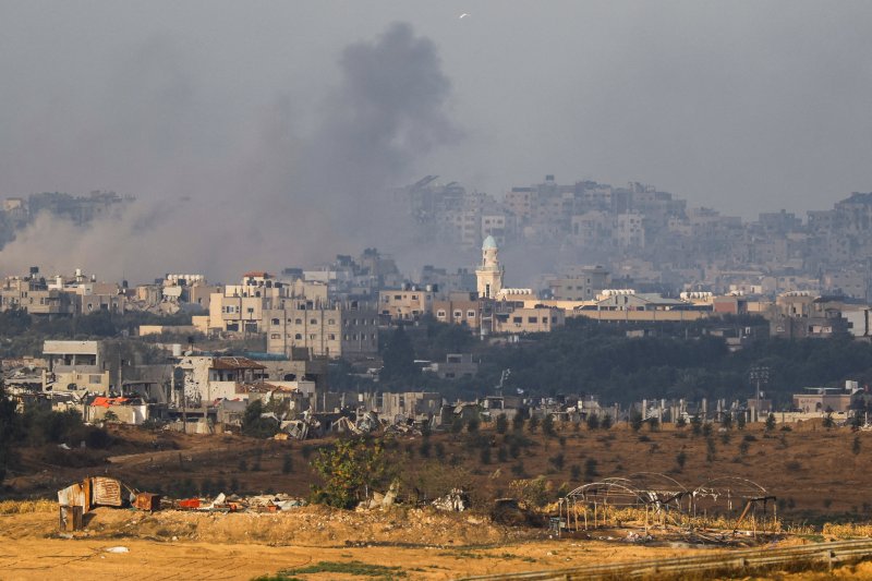 이스라엘군의 가자지구 공습이 이어지고 있는 가운데, 21일(현지시간) 이스라엘의 공습을 받은 가자지구에서 연기가 피어 오르는 모습이 포착됐다. ⓒ 로이터=뉴스1 ⓒ News1 이유진 기자
