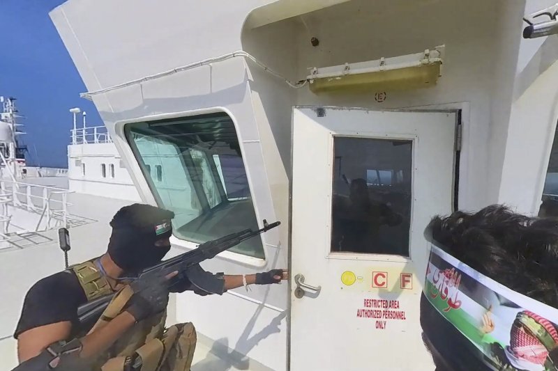 [사나=AP/뉴시스] 예멘 후티 반군 측이 공개한 영상 사진에 지난 19일(현지시각) 자동소총으로 무장한 후티군 병사가 화물선 갤럭시 리더호에 승선해 조타실로 접근하고 있다. 후티 반군은 이스라엘 기업이 보유한 선박을 모두 나포하겠다고 위협한 뒤 예멘 연안 홍해에서 화물선을 나포했다. 2023.11.21.