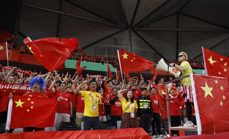 중국 팬들의 응원 모습ⓒ 로이터=뉴스1