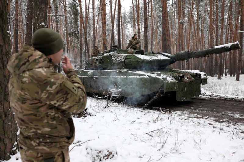 지난해 11월 21일 우크라이나 동부 도네츠크주 리만 인근에서 우크라 제21 기계화여단 병사들이 독일에서 제작된 레오파드 2A5 전차를 조작하고 있다.AFP연합뉴스