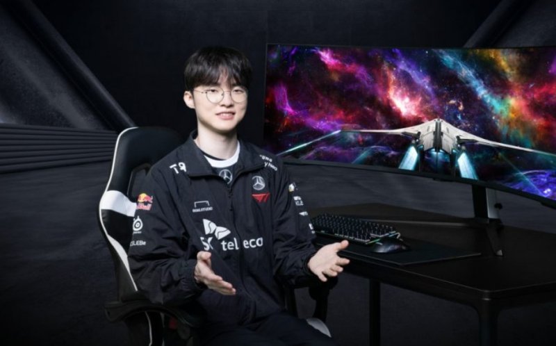 오디세이 네오 G9(57형)을 체험하며 인터뷰 중인 T1 '페이커(본명 이상혁)' 선수. (삼성전자 뉴스룸 제공)